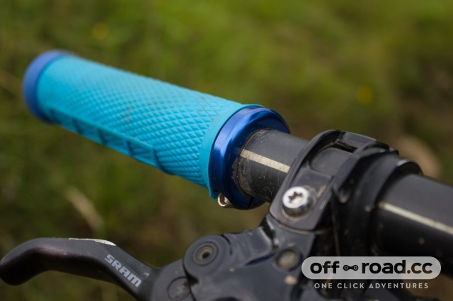 Lock on mountain bike on sale grips